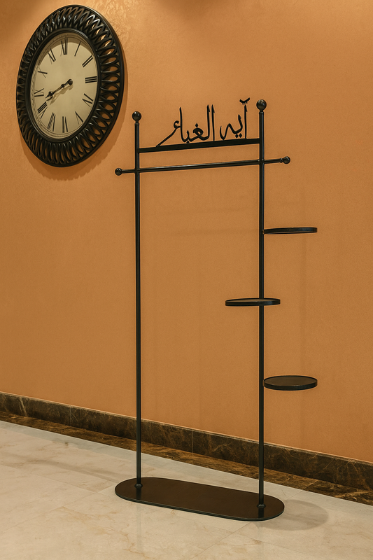 علاقة ملابس 0106 مع لوحة القاعدة